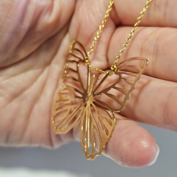 ***Final Sale*** Gold tone filigree butterfly pendant necklace - Picture 2 of 14